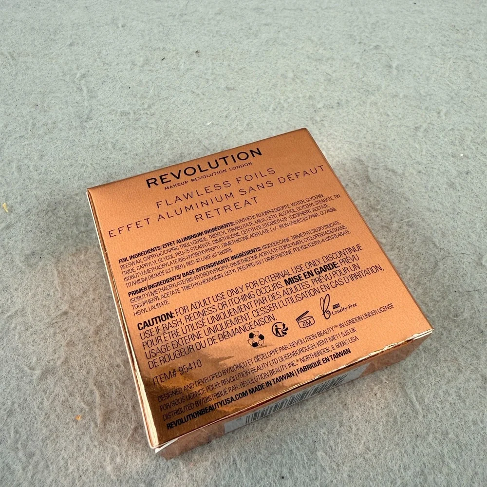 Makeup Revolution Flawless Foils Eyeshadow Kit RETREAT Gold Metallic + Primer Ne